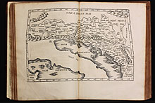 Europae Tabula quinta continet Rhetiam & Vindeliciam, Noricum, Pannoniam superiorem, Pannoniam inferiorem, Illyridem, Liburnia...